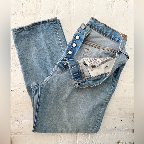 Levi’s 501 Button Fly Jeans Light Wash W32 L26 - Picture 1 of 6